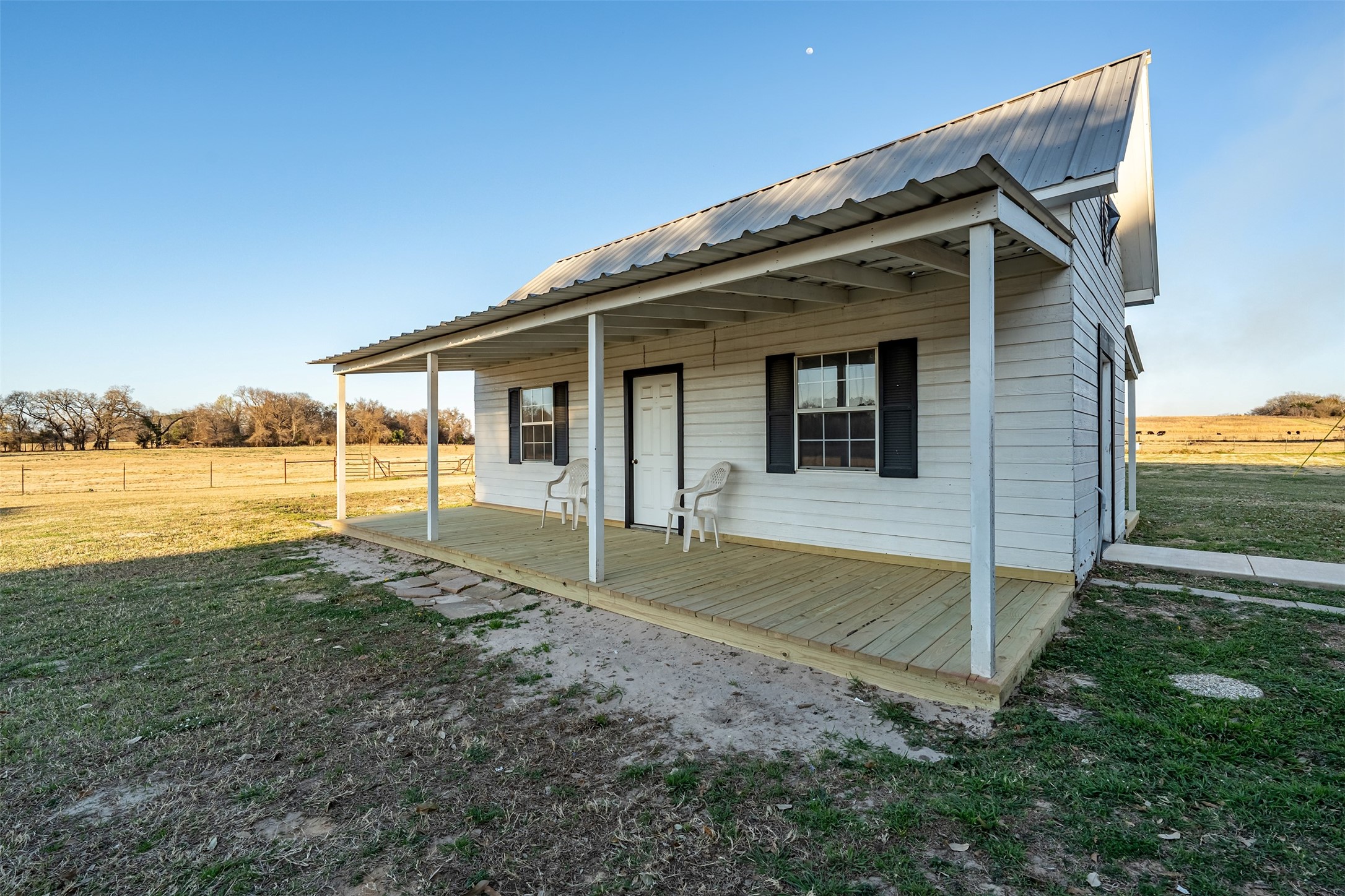 6751 County Road 4710 Larue, TX 75770 - Photo 41 of 47 a view of a house with backyard and porch