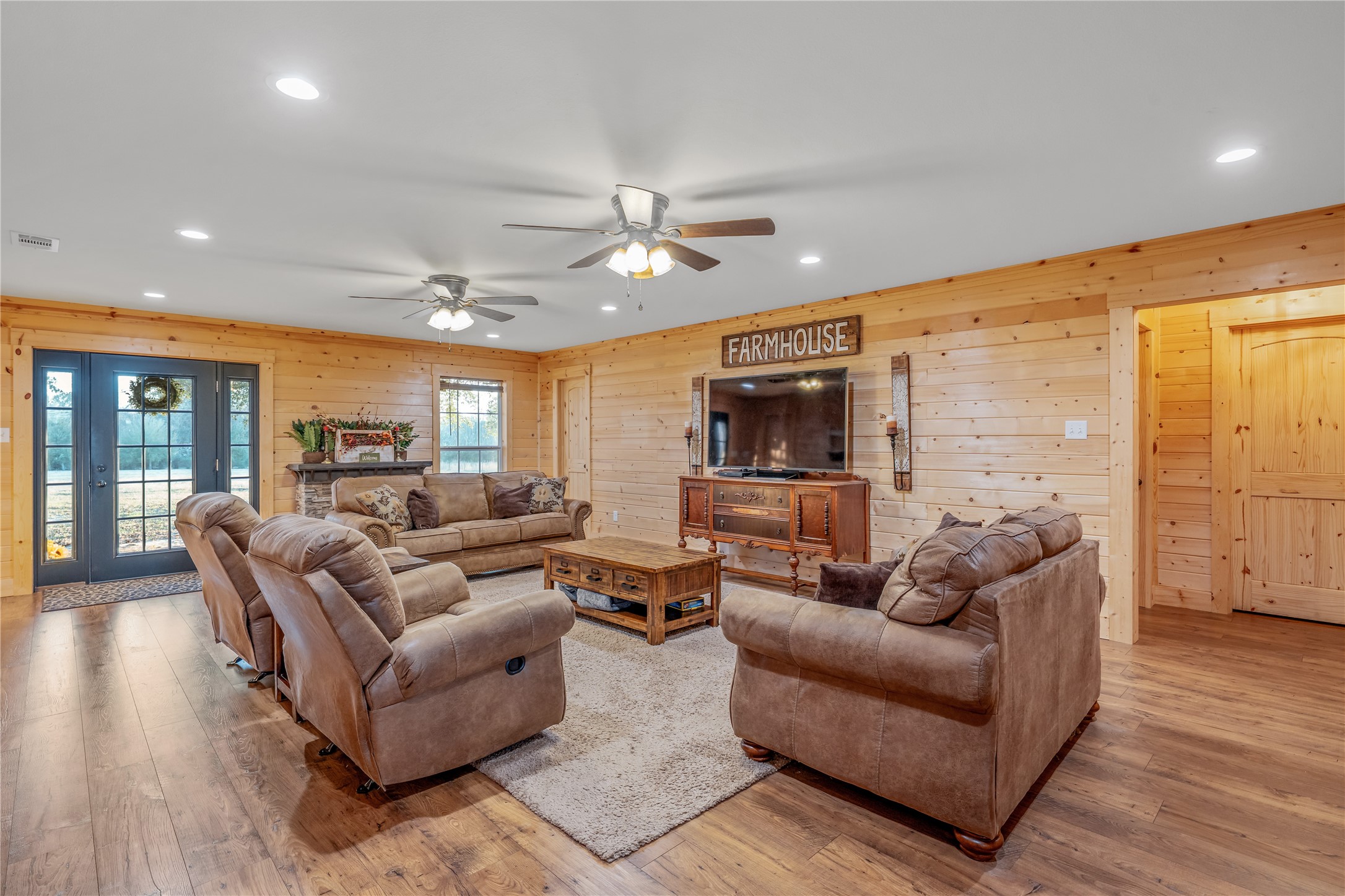 6751 County Road 4710 Larue, TX 75770 - Photo 6 of 47 a living room with furniture and a flat screen tv