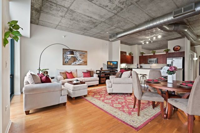 807 Davis Street, Unit 513 Evanston, IL 60201 - Photo 3 of 22