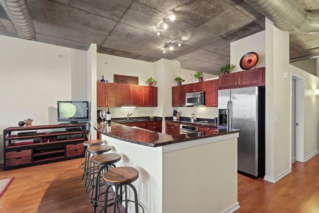 807 Davis Street, Unit 513 Evanston, IL 60201 - Photo 6 of 22