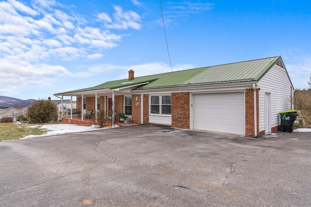 1723 Cliffview Road Galax, VA 24333 - Photo 3 of 32 Gallery Image 3