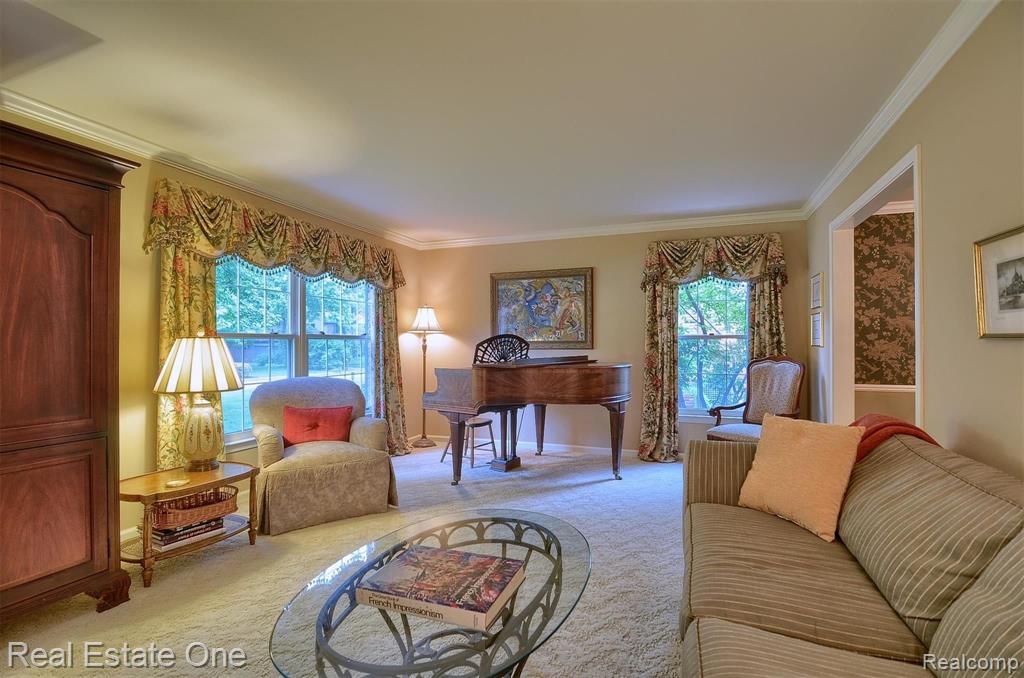 33877 Hunters Pointe Road Farmington Hills, MI 48331 - Photo 4 of 44