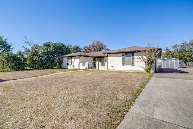 $399,000 | 820 Ash Street, Burleson, TX 76028