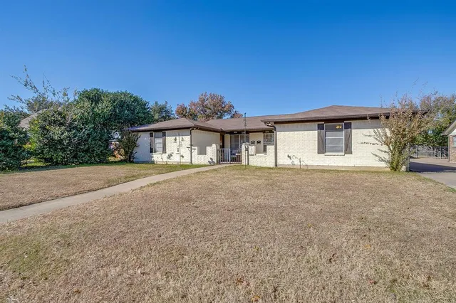 $399,000 | 820 Ash Street, Burleson, TX 76028