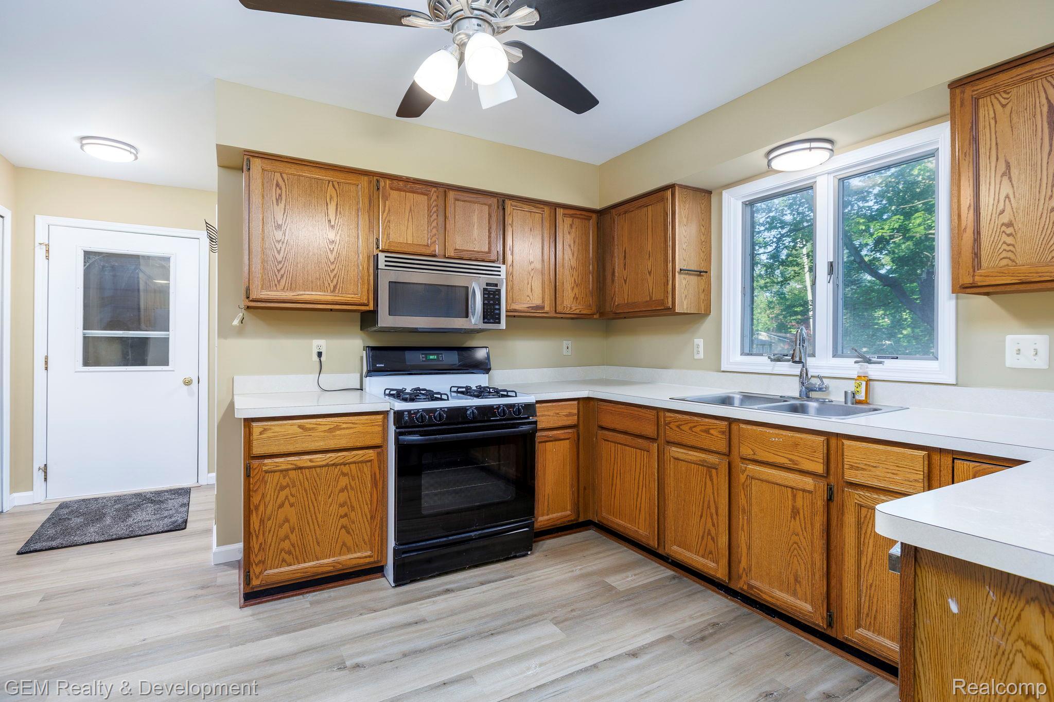 1111 Sarah Pinckney, MI 48169 - Photo 9 of 38 27-web-or-mls-1111 Sarah - Interior (6 of 21).jpg