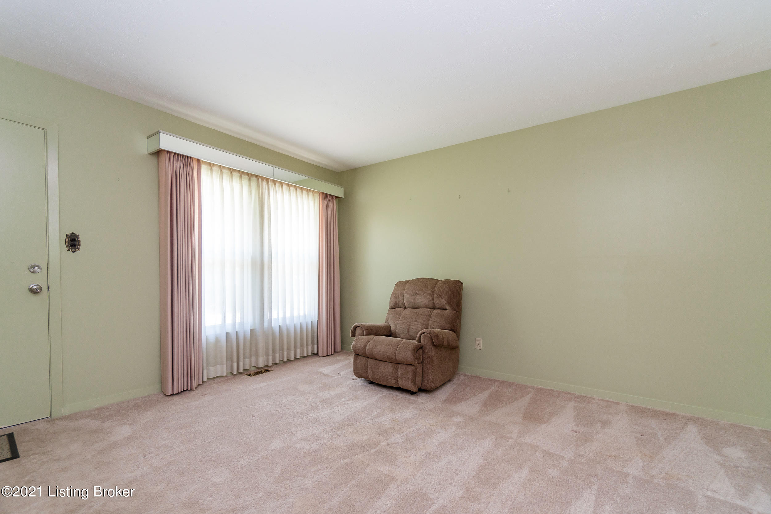 642 Emily Road Louisville, KY 40206 - Photo 6 of 32 Living Room4