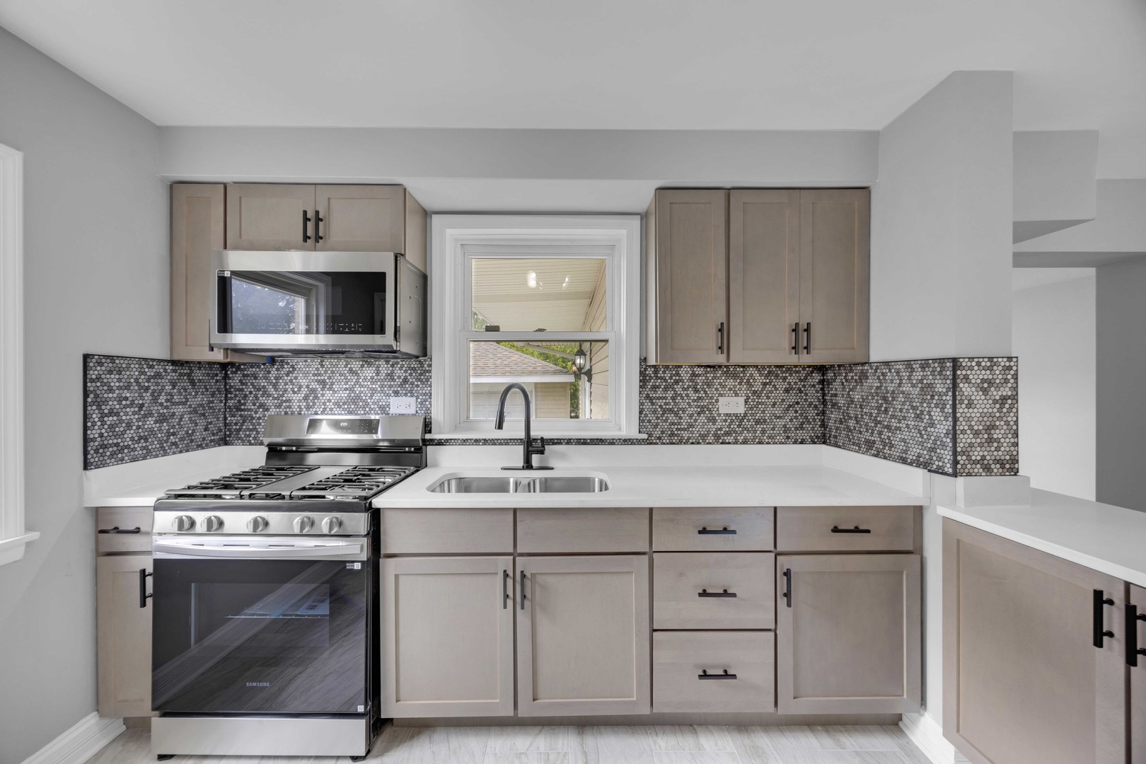 10626 South Lowe Avenue Chicago, IL 60628 - Photo 3 of 18