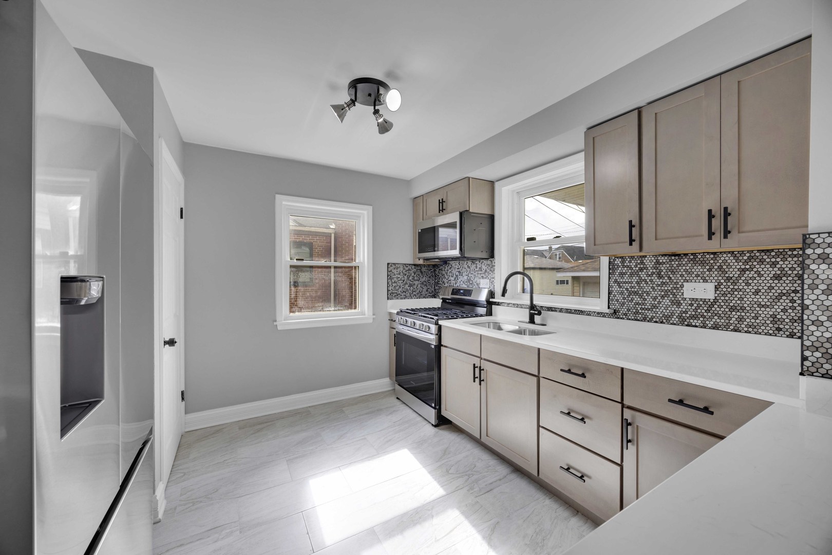 10626 South Lowe Avenue Chicago, IL 60628 - Photo 4 of 18