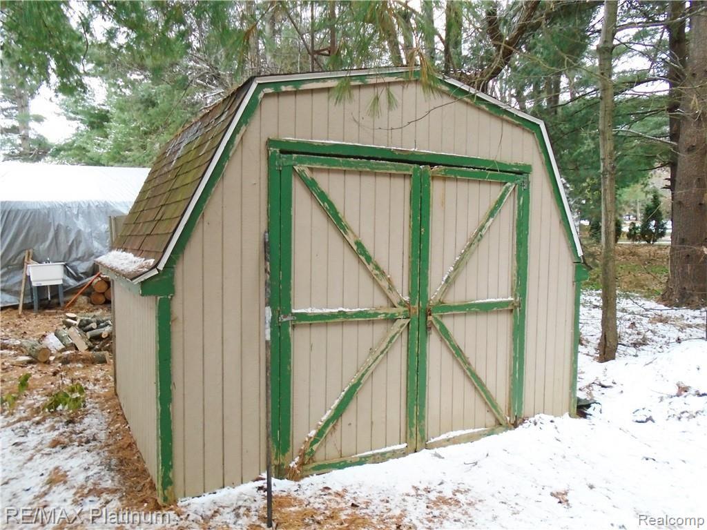 3813 Ponchartrain Pinckney, MI 48169 - Photo 21 of 21 shed.jpg