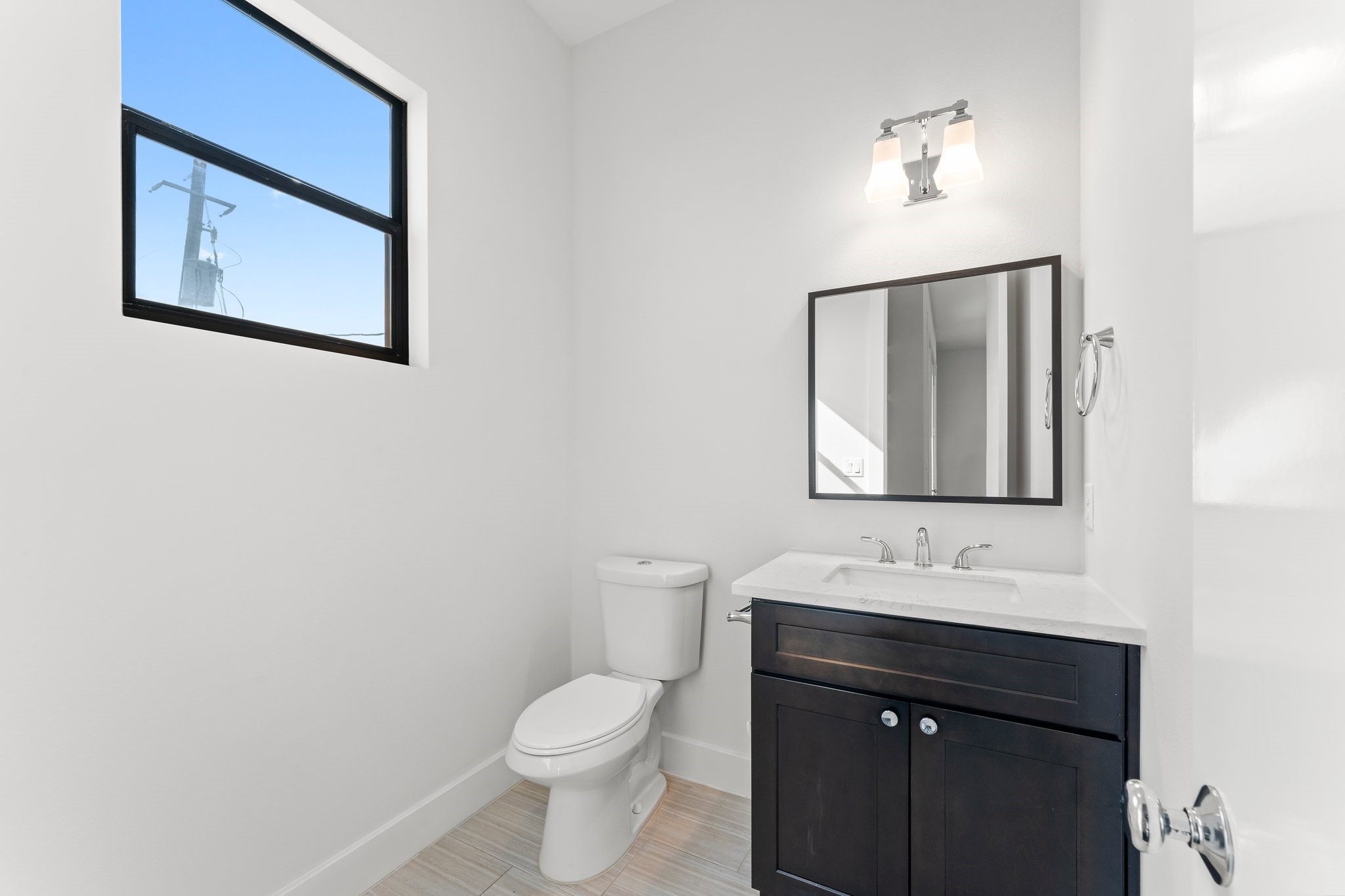 2909 Gillespie Street, Unit A Houston, TX 77020 - Photo 21 of 32 Convenient Half Bath on Second Floor
