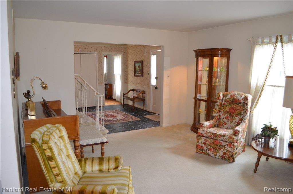 35675 Congress Road Farmington, MI 48335 - Photo 4 of 22 Living Room