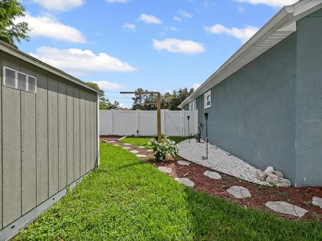 a view of a backyard