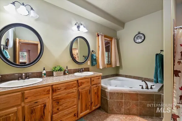 $1,100,000 | 28 Elk Run Drive, Garden Valley, ID 83622