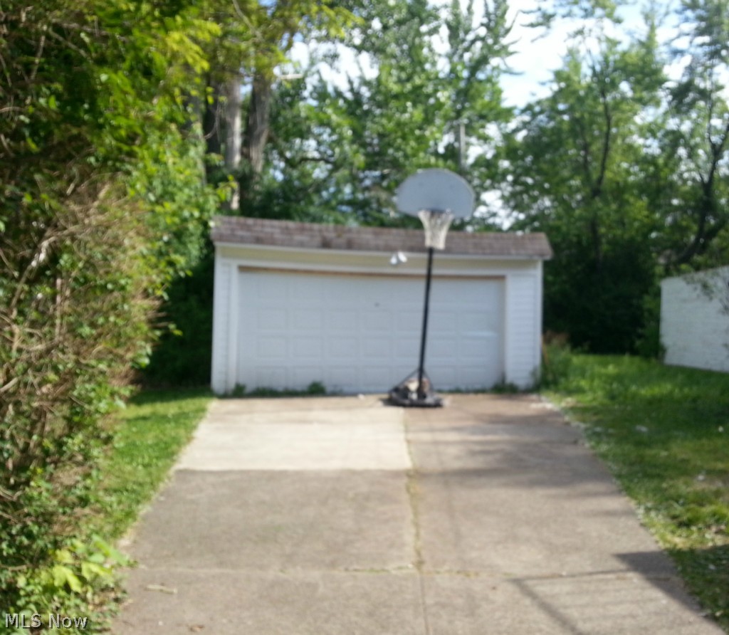 3582 Harvey Road Cleveland, OH 44118 - Photo 9 of 9 GARAGE