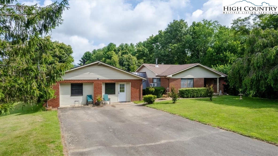 a view of a house with a yard