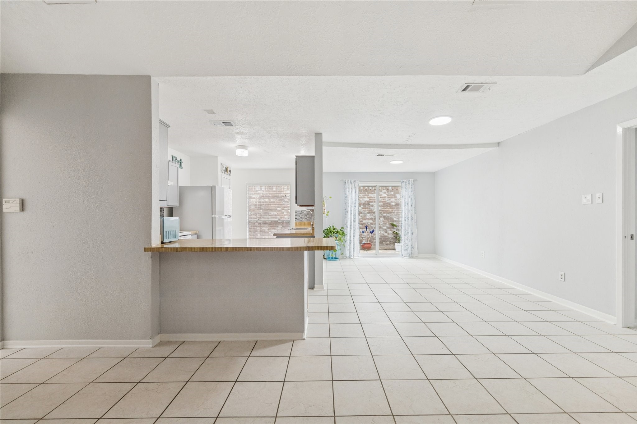 9306 Riverside Lodge Drive Houston, TX 77083 - Photo 11 of 20 a view of an empty room and window