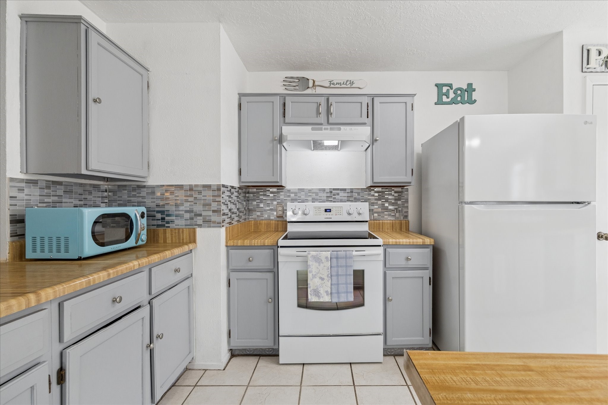 9306 Riverside Lodge Drive Houston, TX 77083 - Photo 3 of 20 a kitchen with a stove a refrigerator and a sink