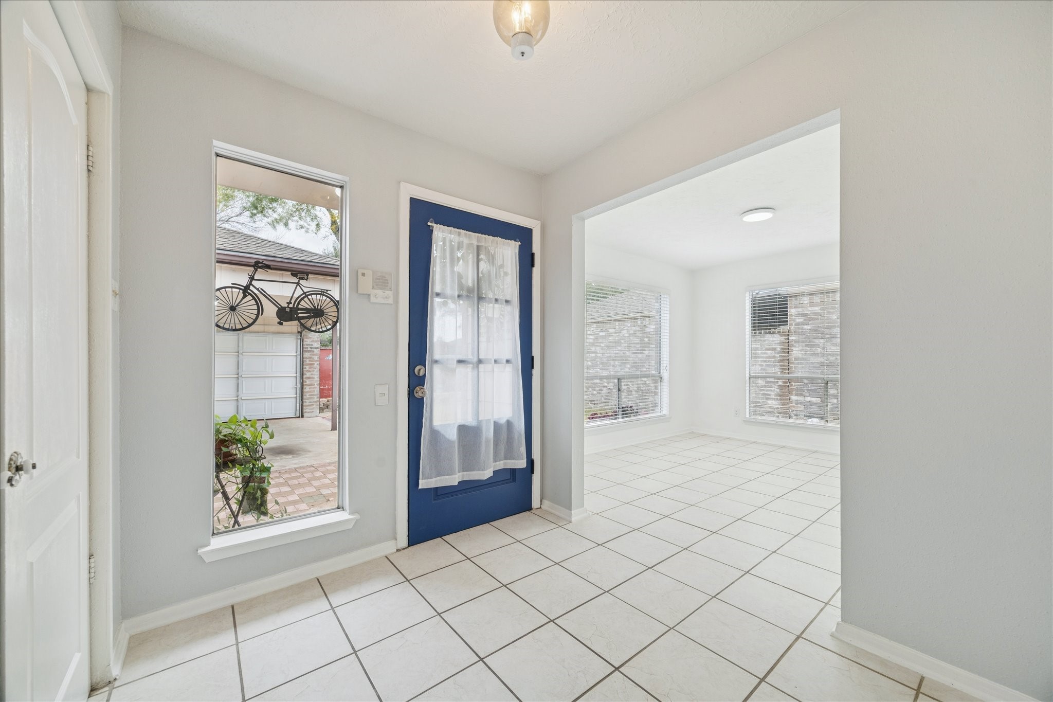 9306 Riverside Lodge Drive Houston, TX 77083 - Photo 6 of 20 an empty room with windows and closet