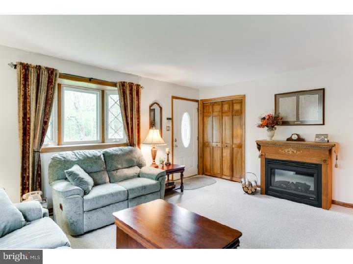164 Burrs Mill Road Southampton, NJ 08088 - Photo 6 of 25 Living Room