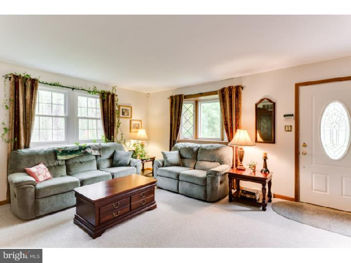 164 Burrs Mill Road Southampton, NJ 08088 - Photo 7 of 25 Living Room