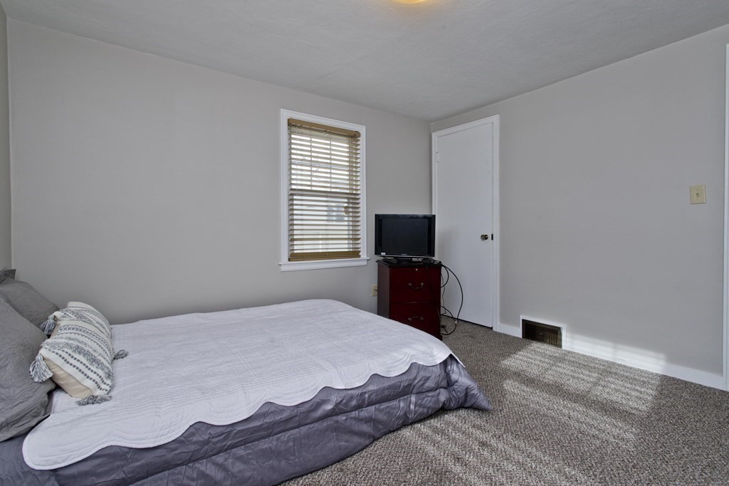 211 Nottingham Street Springfield, MA 01104 - Photo 12 of 24