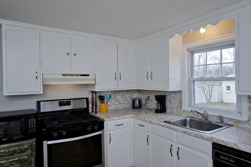 211 Nottingham Street Springfield, MA 01104 - Photo 3 of 24