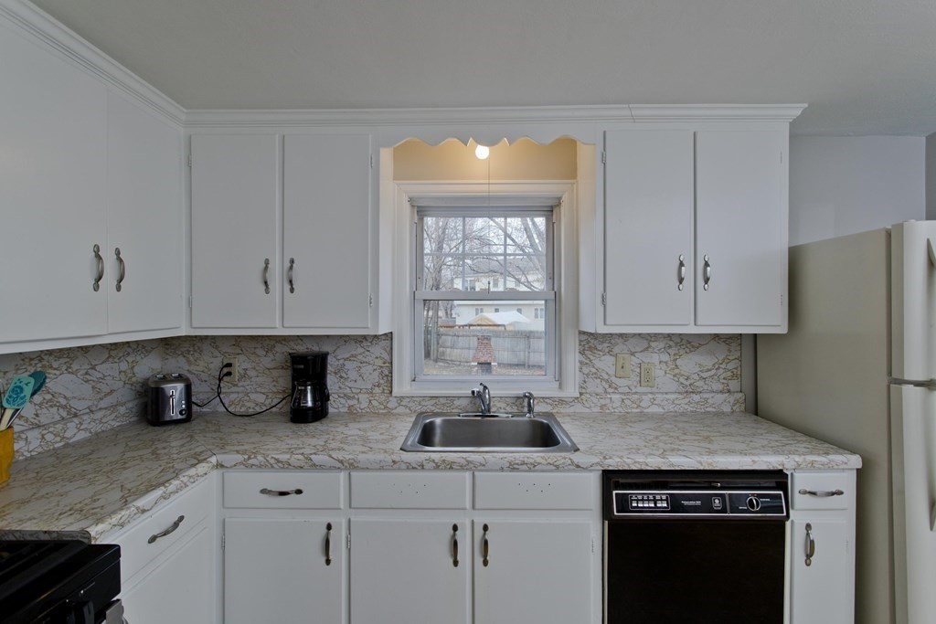 211 Nottingham Street Springfield, MA 01104 - Photo 4 of 24