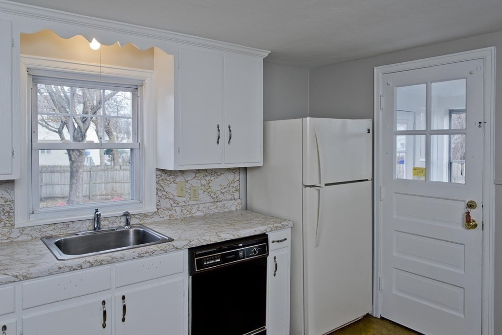 211 Nottingham Street Springfield, MA 01104 - Photo 5 of 24