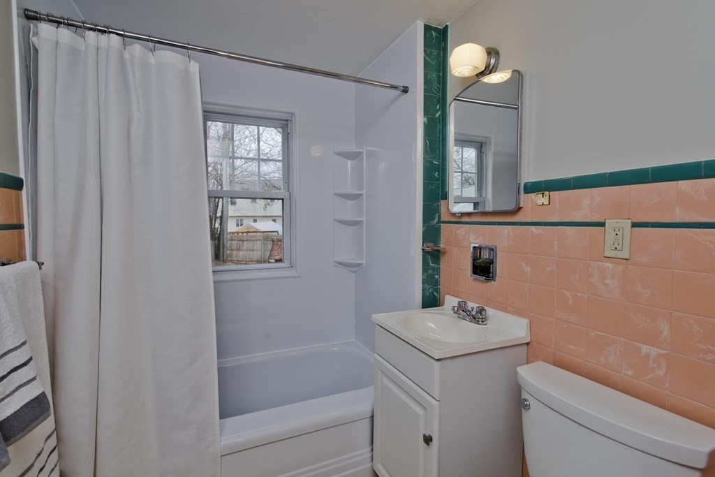 211 Nottingham Street Springfield, MA 01104 - Photo 8 of 24