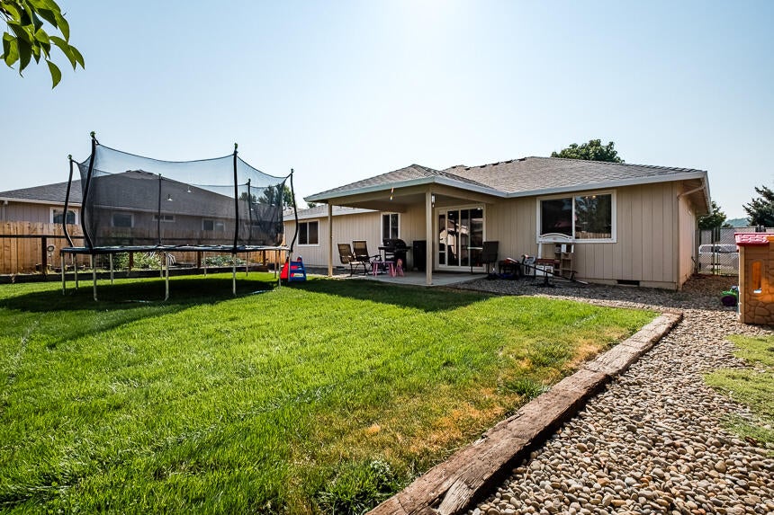 409 Montclair Way Eagle Point, OR 97524 - Photo 25 of 27 409 Montclair-26