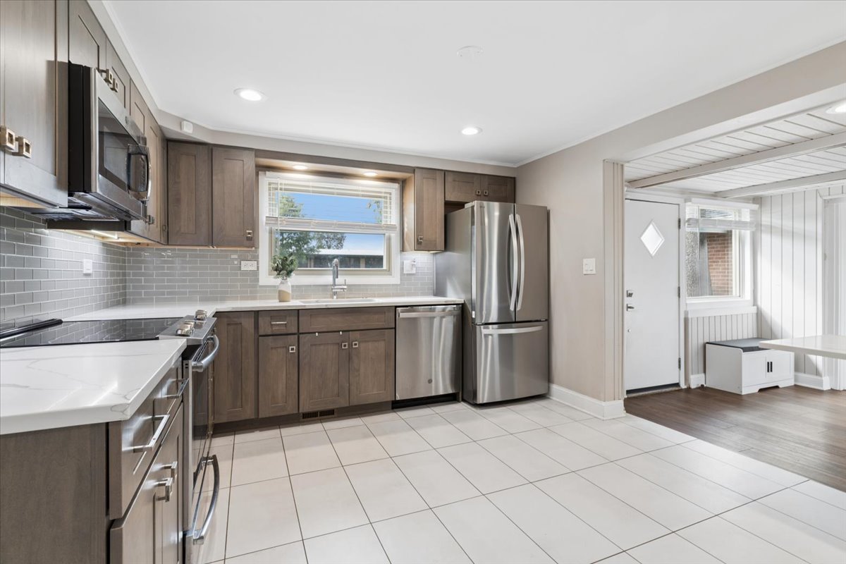 2392 Manor Lane Park Ridge, IL 60068 - Photo 3 of 21 Gallery Image 3