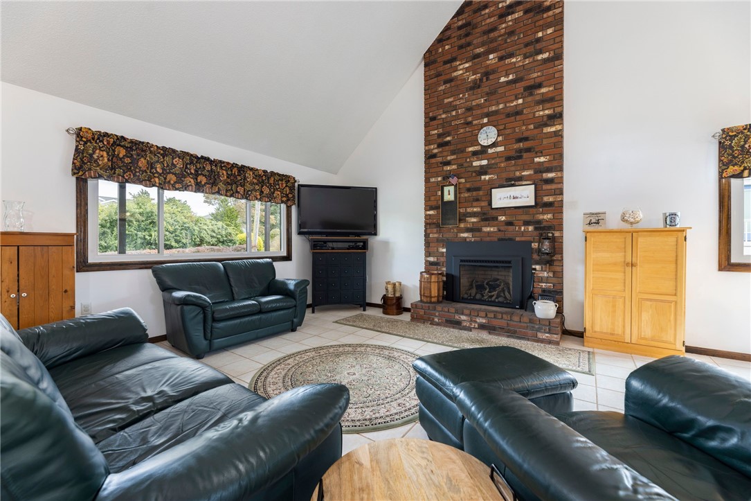 82 Uzzi Avenue Westerly, RI 02891 - Photo 12 of 44