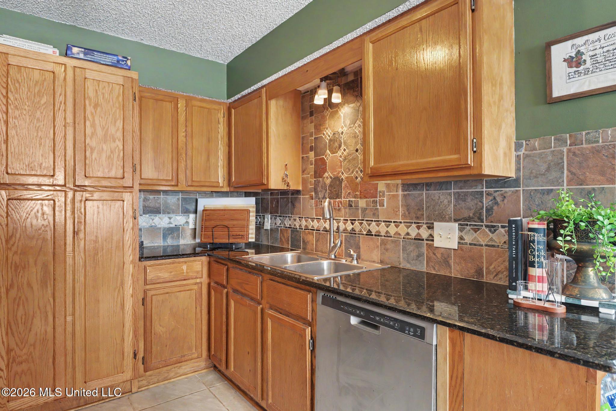 10757 Linohau Way Diamondhead, MS 39525 - Photo 8 of 23 IMG_2051