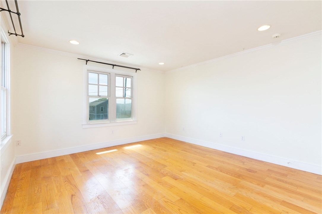 76 Crest Street Middletown, RI 02842 - Photo 11 of 31