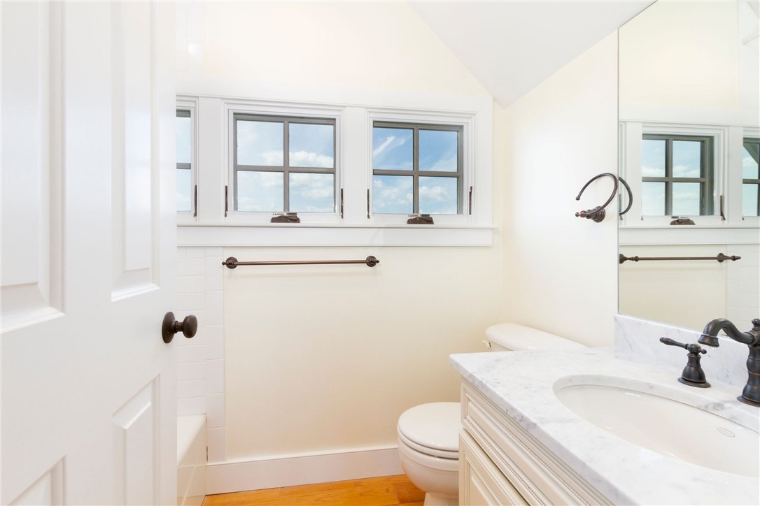 76 Crest Street Middletown, RI 02842 - Photo 16 of 31