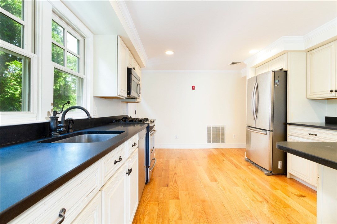 76 Crest Street Middletown, RI 02842 - Photo 19 of 31