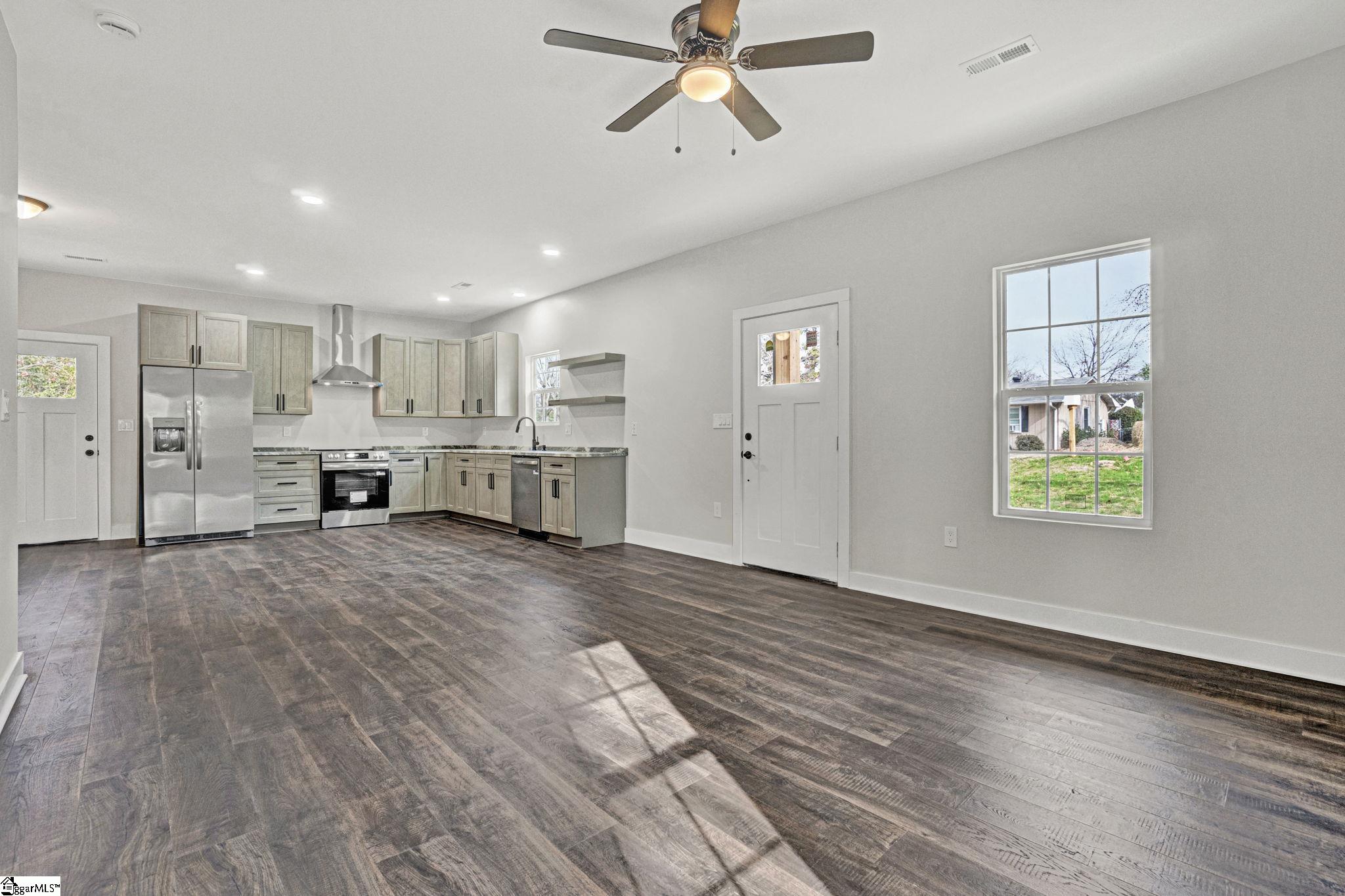 201 Stratford Road Greenville, SC 29605 - Photo 3 of 24