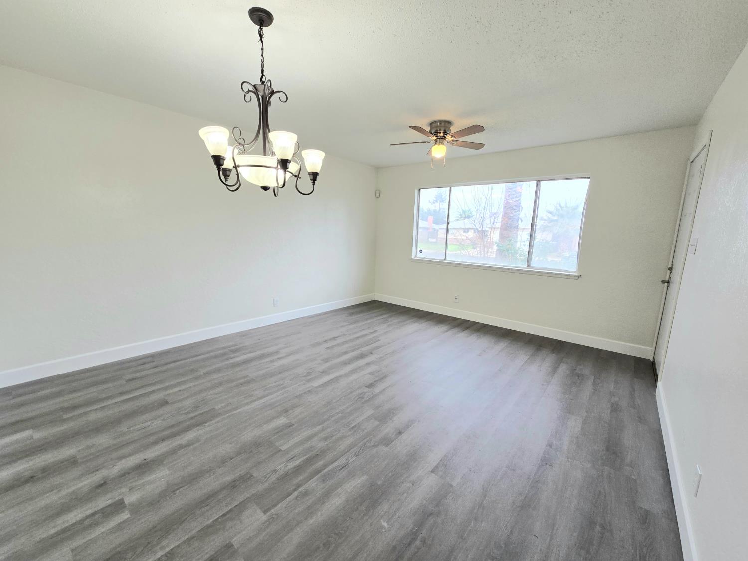 424 West Rialto Avenue Clovis, CA 93612 - Photo 3 of 20 Living Room 2 of 3 photos
