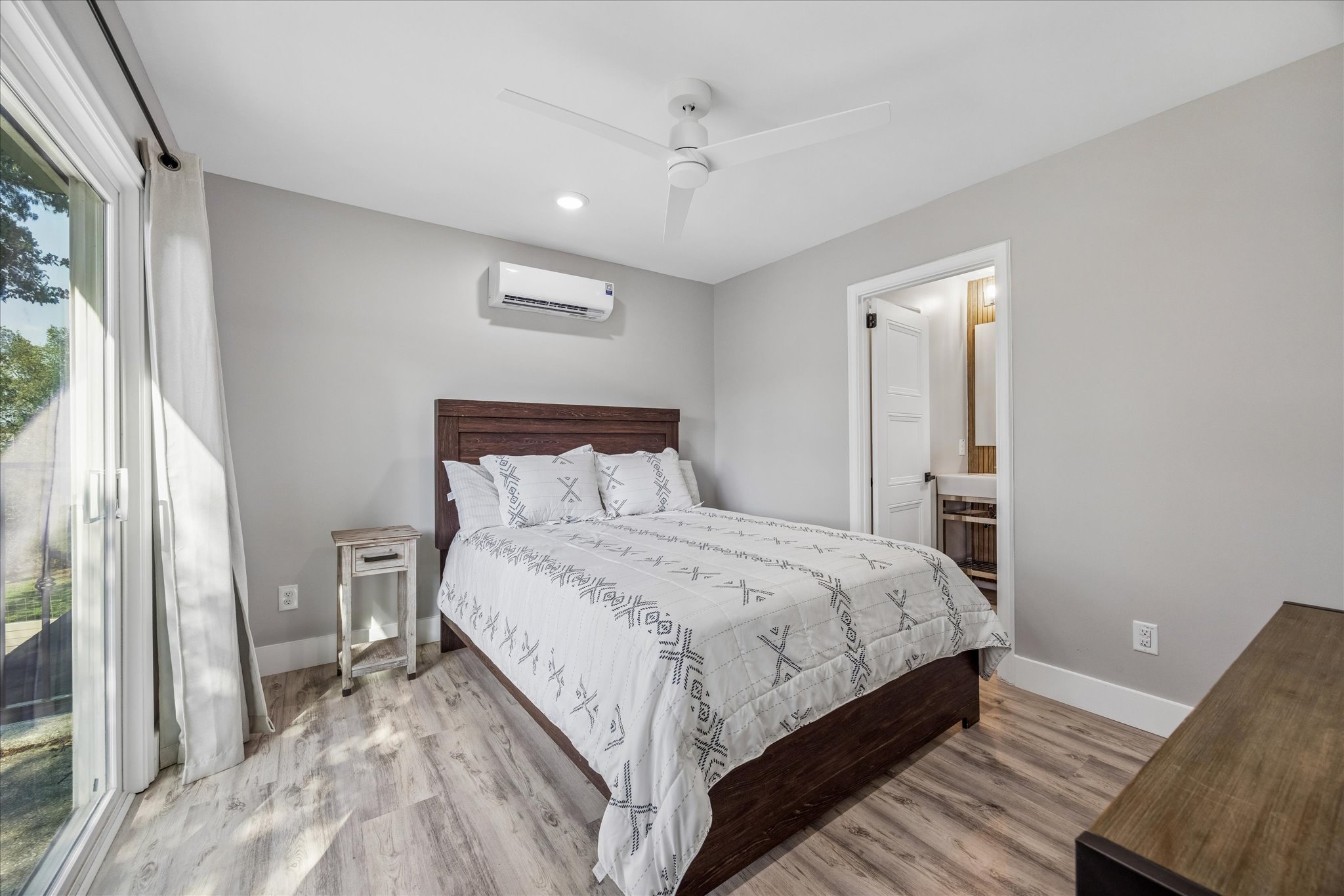 7905-7907 Tiffany Drive Austin, TX 78749 - Photo 29 of 36 Large bedroom (guest house - upstairs)
