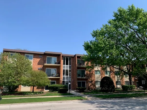 $149,900 | 9721 South Keeler Avenue, Unit 102, Oak Lawn, IL 60453
