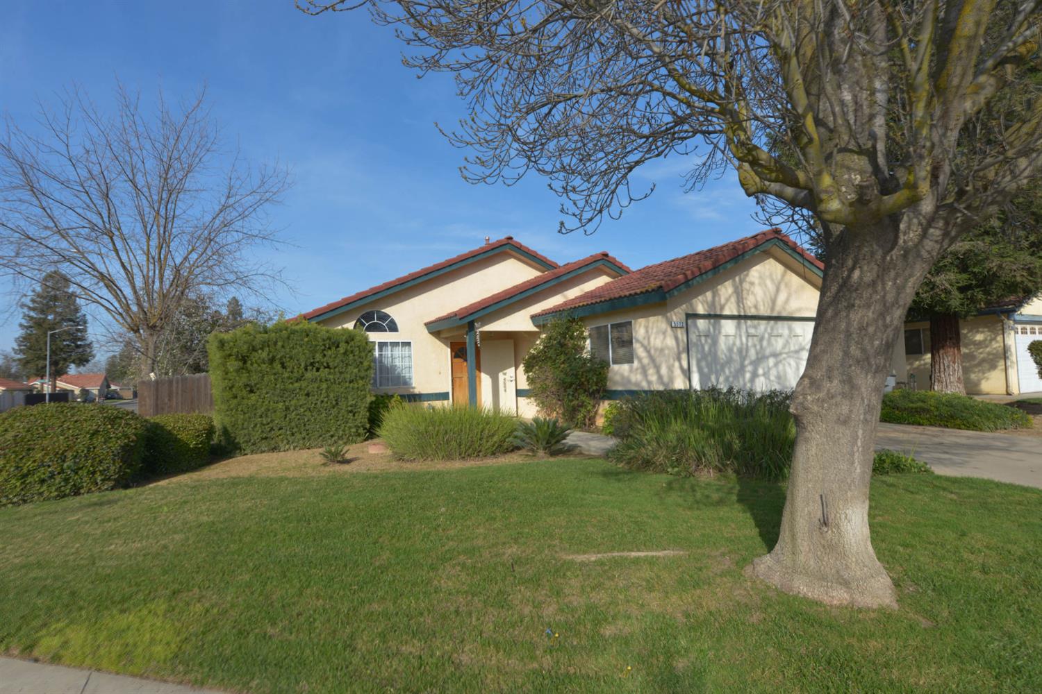5572 West Sample Avenue Fresno, CA 93722 - Photo 5 of 42 a view of a house with a yard