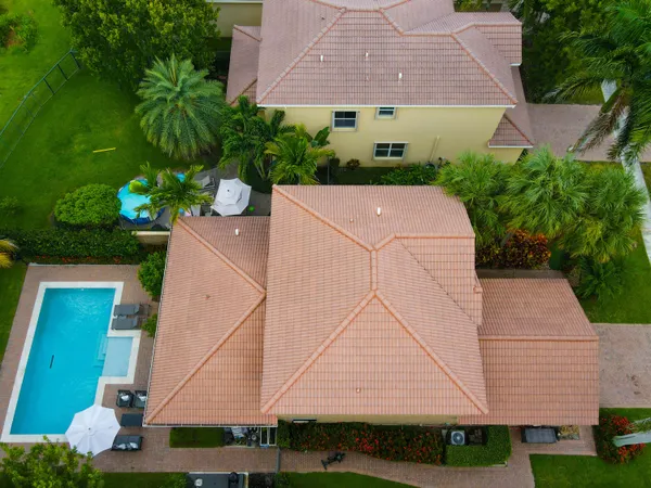 an aerial view of a house with outdoor space and lake view