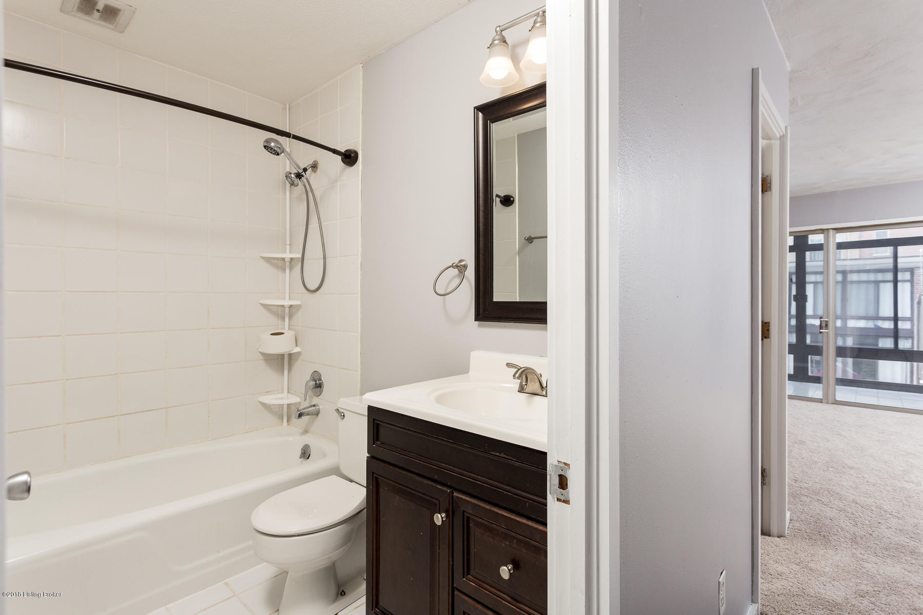 1040 Cherokee Road, Unit D5 Louisville, KY 40204 - Photo 13 of 20 Full Bathroom
