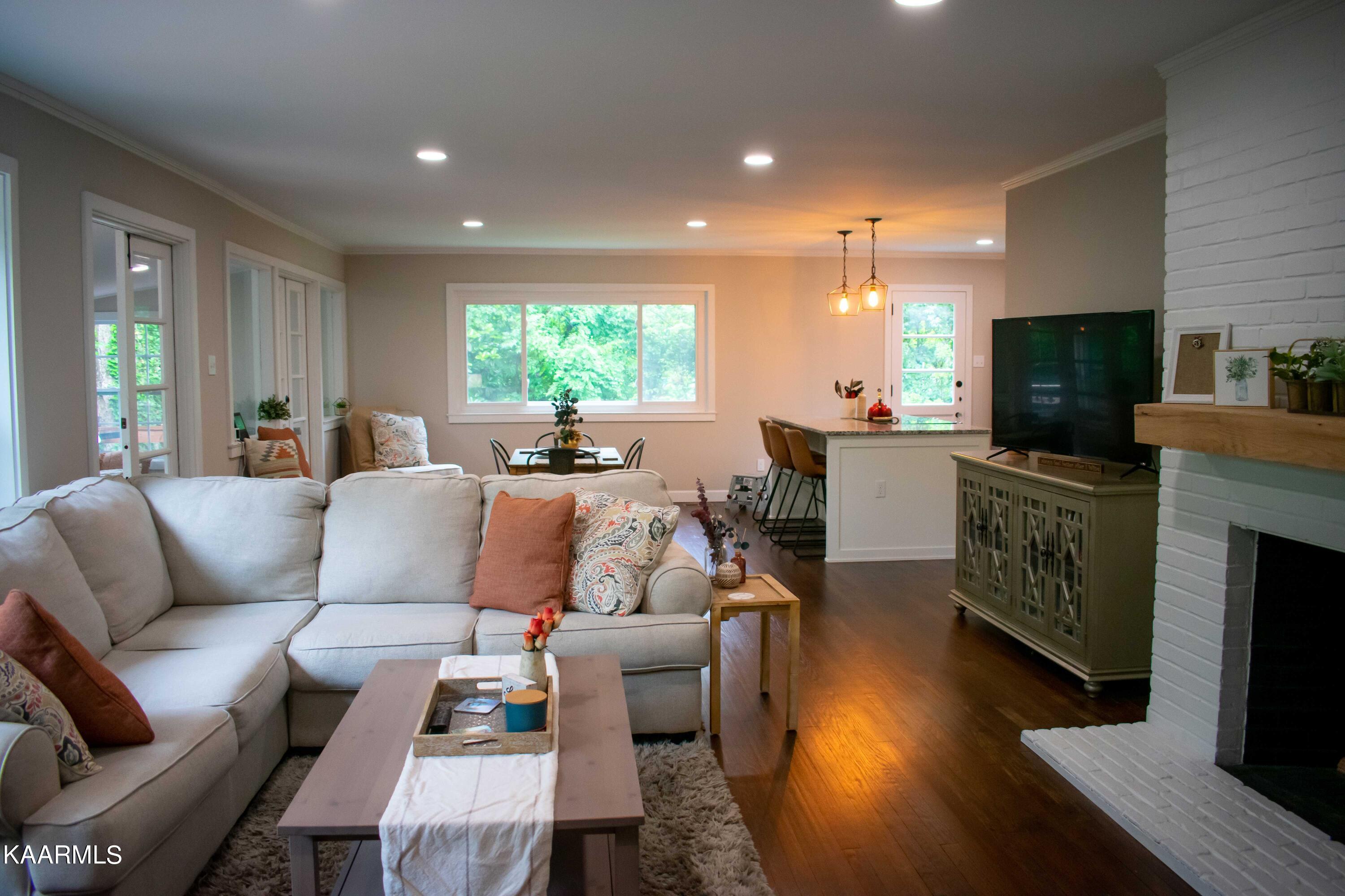 159 Outer Drive Oak Ridge, TN 37830 - Photo 6 of 41 Living-Room-a