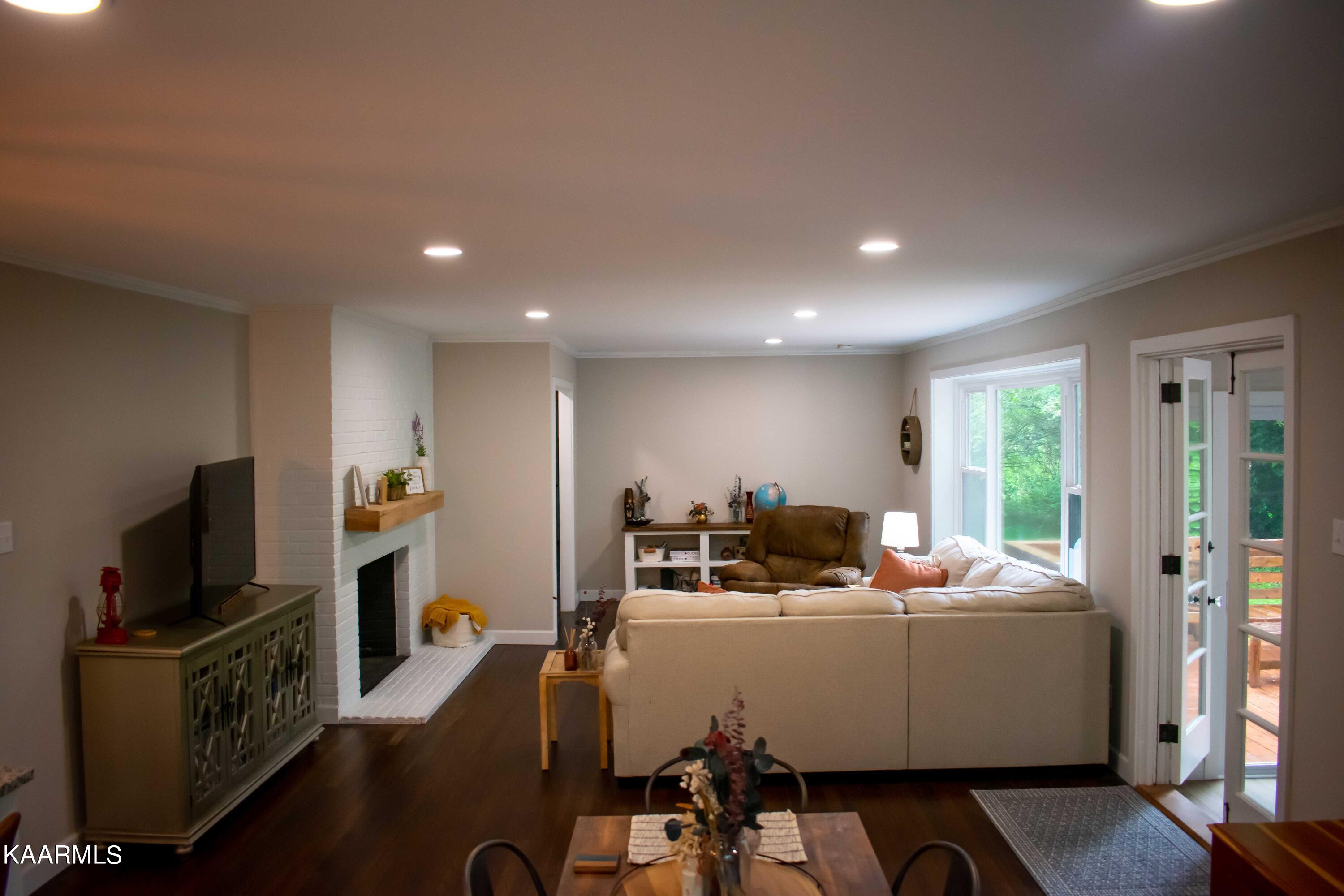 159 Outer Drive Oak Ridge, TN 37830 - Photo 7 of 41 Living-Room-b