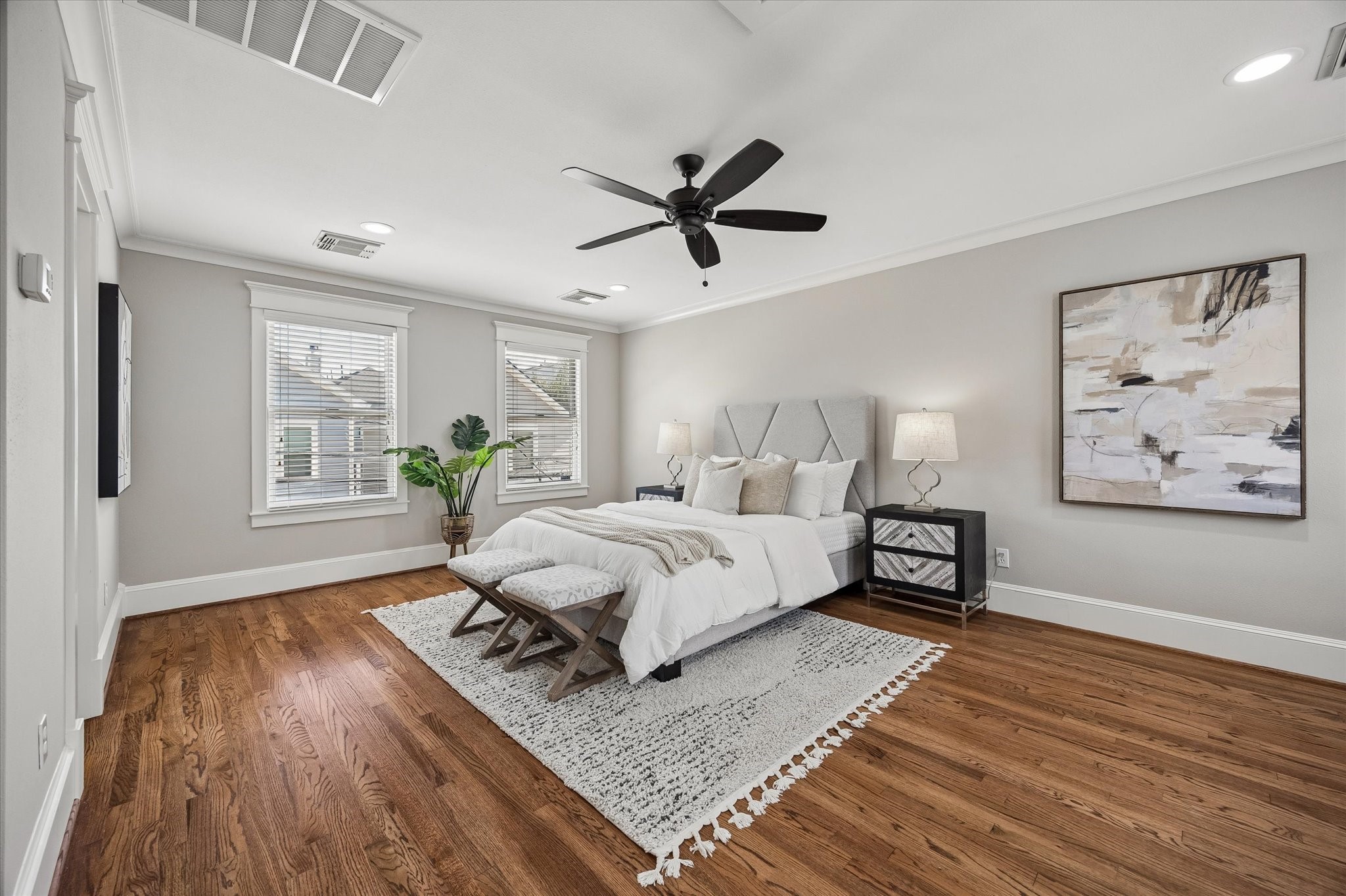 634 West 17th Street Houston, TX 77008 - Photo 31 of 42 The guest quarters above the garage offer wonderful flexibility, with a full bathroom and a spacious open area perfect for a bedroom, home office, gym, creative studio, and more.