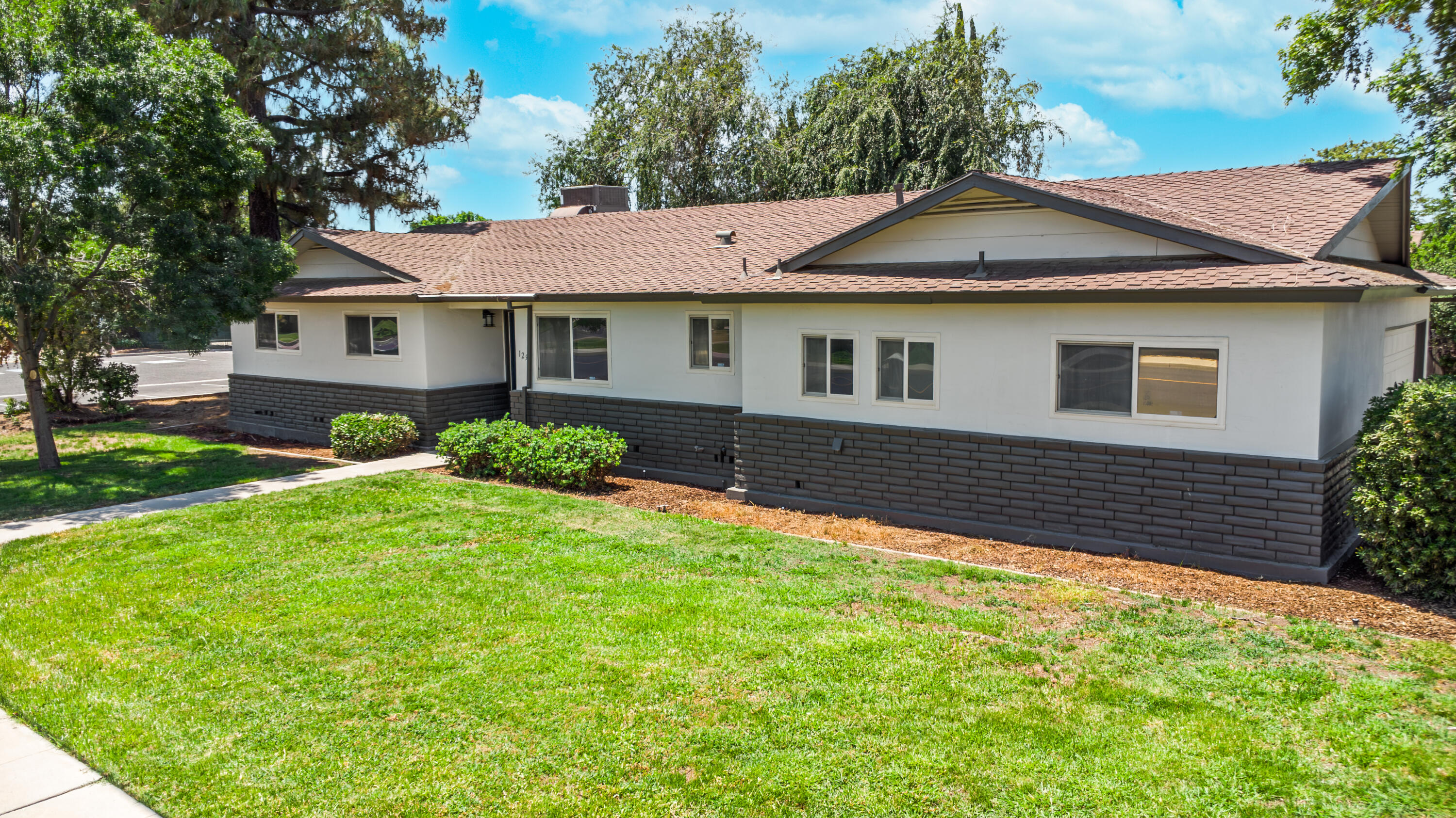 129 Vine Street Lemoore, CA 93245 - Photo 32 of 35