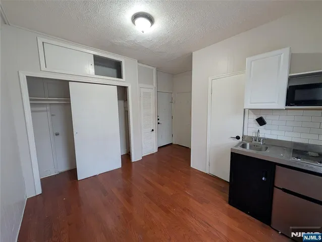 $1,295 | 208 Howe Avenue, Unit 2F, Passaic, NJ 07055