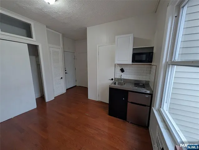 $1,295 | 208 Howe Avenue, Unit 2F, Passaic, NJ 07055