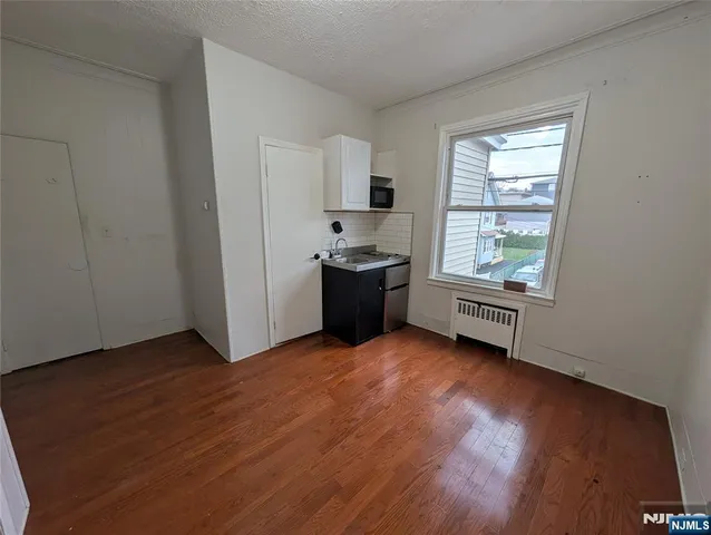 $1,295 | 208 Howe Avenue, Unit 2F, Passaic, NJ 07055